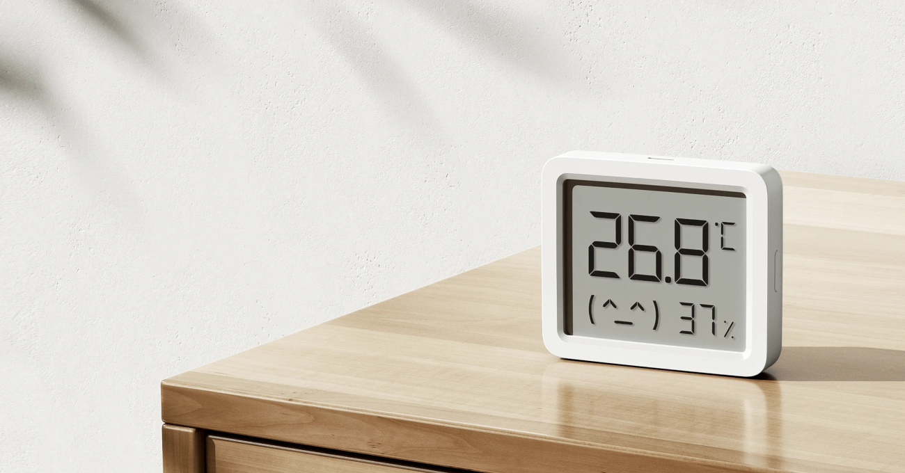 Xiaomi Smart Temperature and Humidity Monitor 3 Mini — widok urządzenia z przodu, ekran LCD z odczytem temperatury i wilgotności